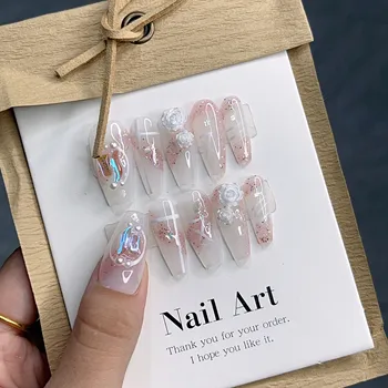 Белая камелия в виде ракушки на ногтях с блестящими наконечниками - красивый и элегантный дизайн ногтей В магазине Emmabeauty №EM1631