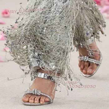 Женские весенние Блестящие Открытые сандалии с круглой спинкой, глянцевые Универсальные тапочки для сексуальных девушек с серебряным ремешком и кристаллами на шпильках