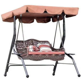 Кресло-качалка из ротанга во дворе для качания в саду на открытом воздухе